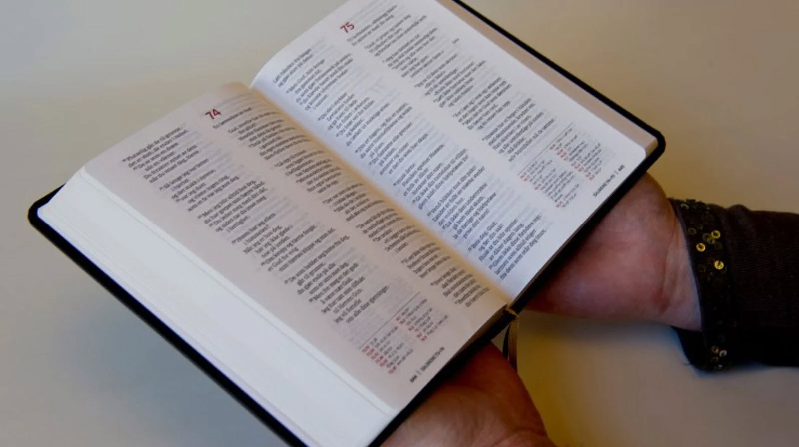 Åpen bibel. Foto.